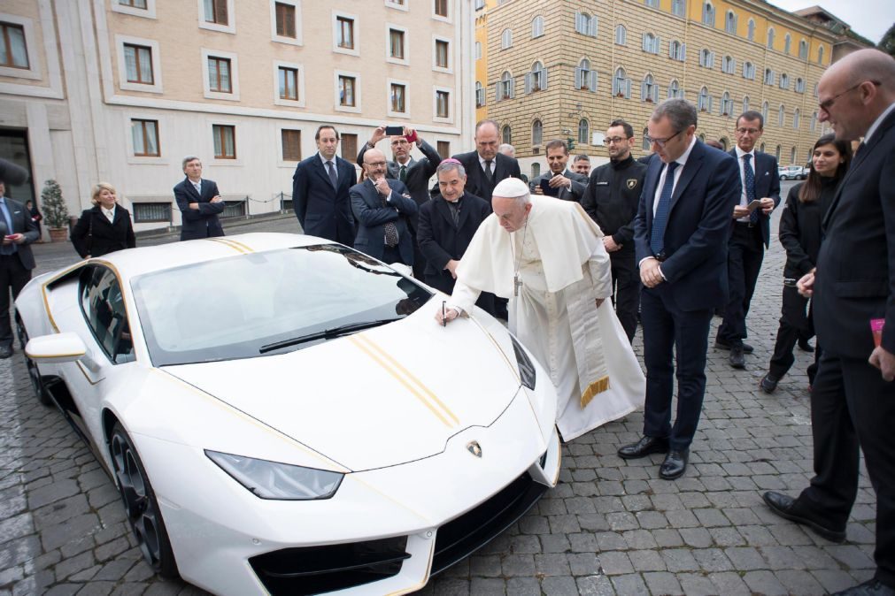 Lamborghini do papa Francisco leiloado por 715 mil euros