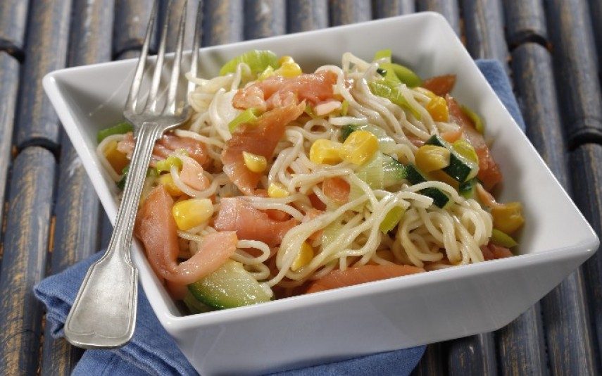 Noodles com salmão e legumes. A receita mais fácil que vai ver hoje