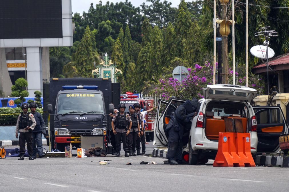 Um polícia e quatro atacantes mortos em novo ataque na Indonésia
