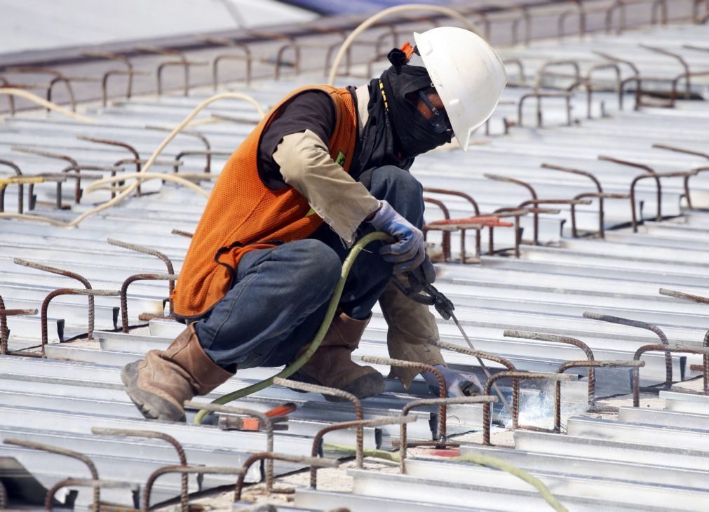 Produção no setor da construção sobe em março na zona euro e recua na UE