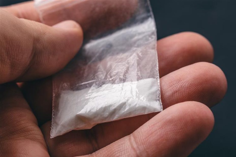 Criança tenta comer cocaína que encontrou em mochila de colega na creche