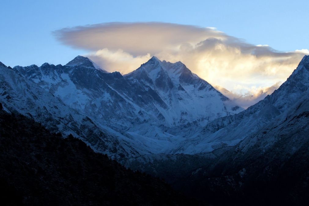 Dois montanhistas morrem a tentar escalar o Monte Evereste