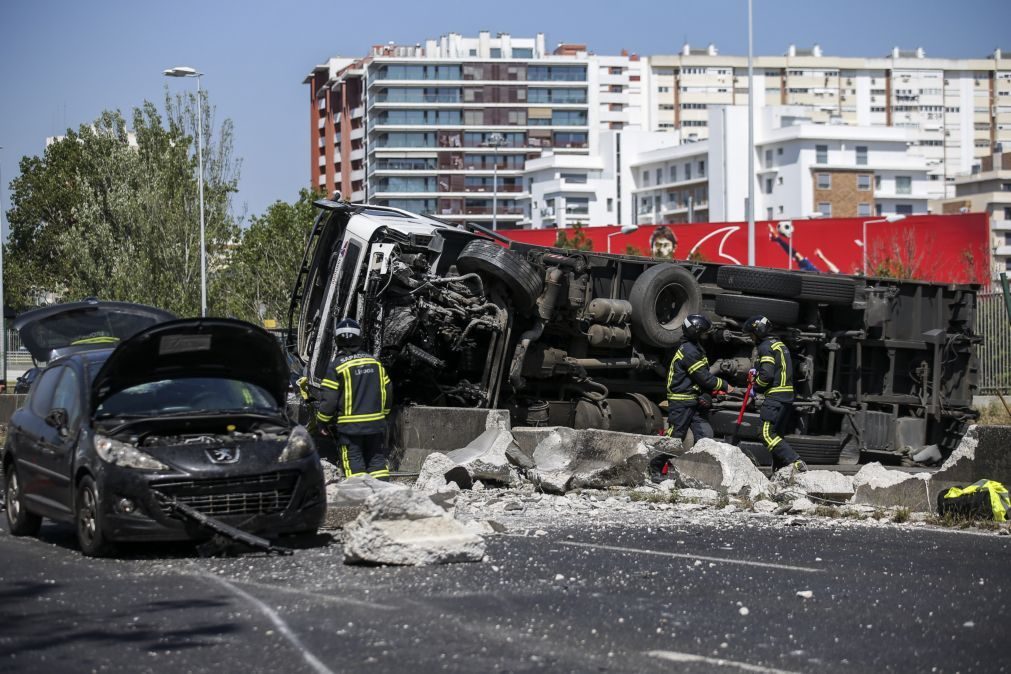 Última Hora: Camião capota na Segunda Circular perto do Estádio da Luz, em Lisboa
