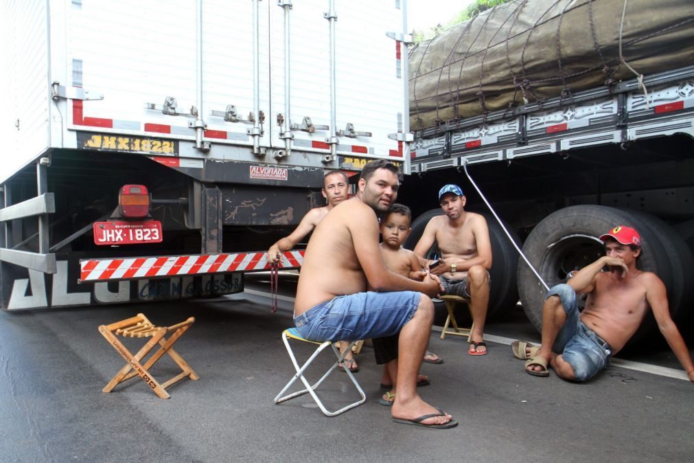 Camionistas bloqueiam estradas em protesto contra preço de combustíveis