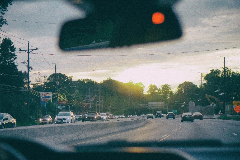 Atira bebé de dois meses pela janela do carro em movimento