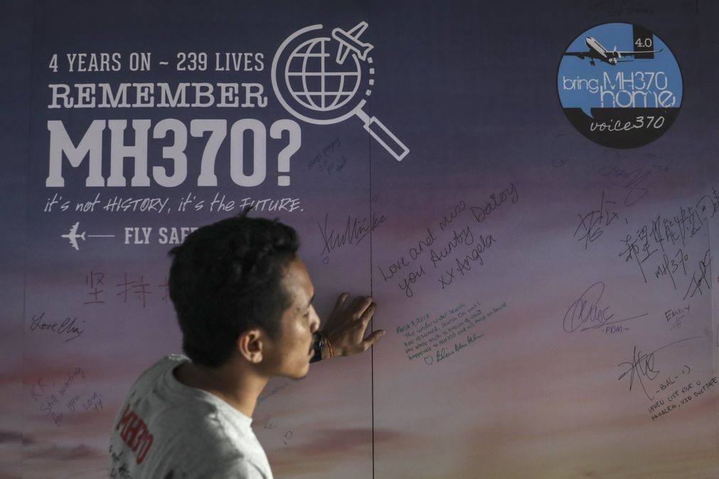 Buscas pelo avião da Malaysia Airlines desaparecido em 2014 terminam
