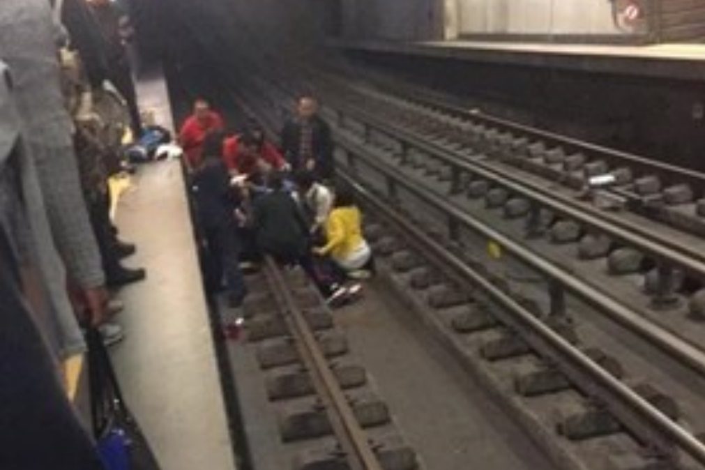 Homem cai à linha do metro após convulsão. Linha azul está interrompida