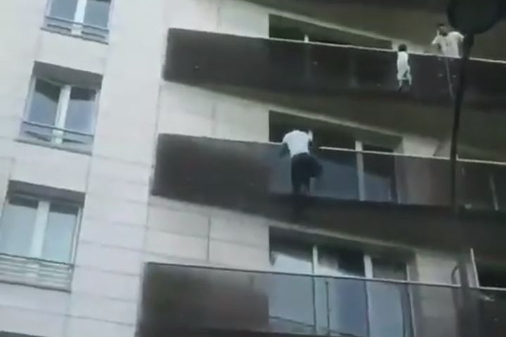 Imigrante ilegal salva criança que ia cair do quarto andar e é herói nacional [vídeo]
