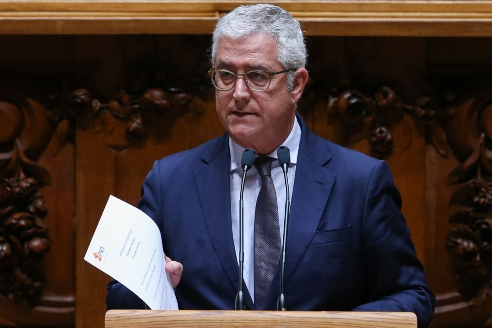 Eutanásia: Líder parlamentar do PSD defende que não se devem «apanhar portugueses de surpresa»
