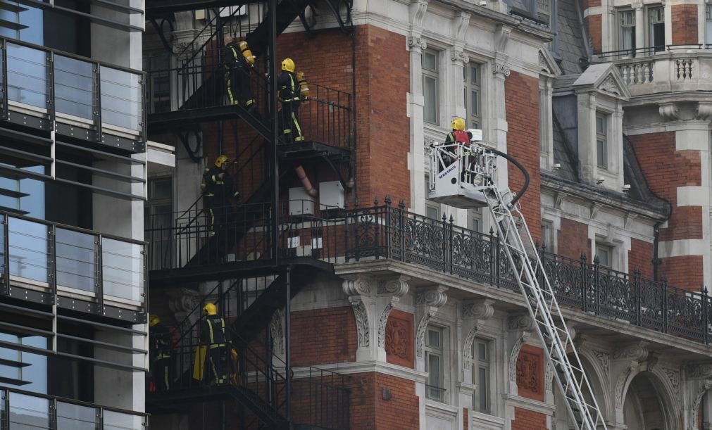 Bombeiros sem indicação de feridos no incêndio em hotel de luxo em Londres