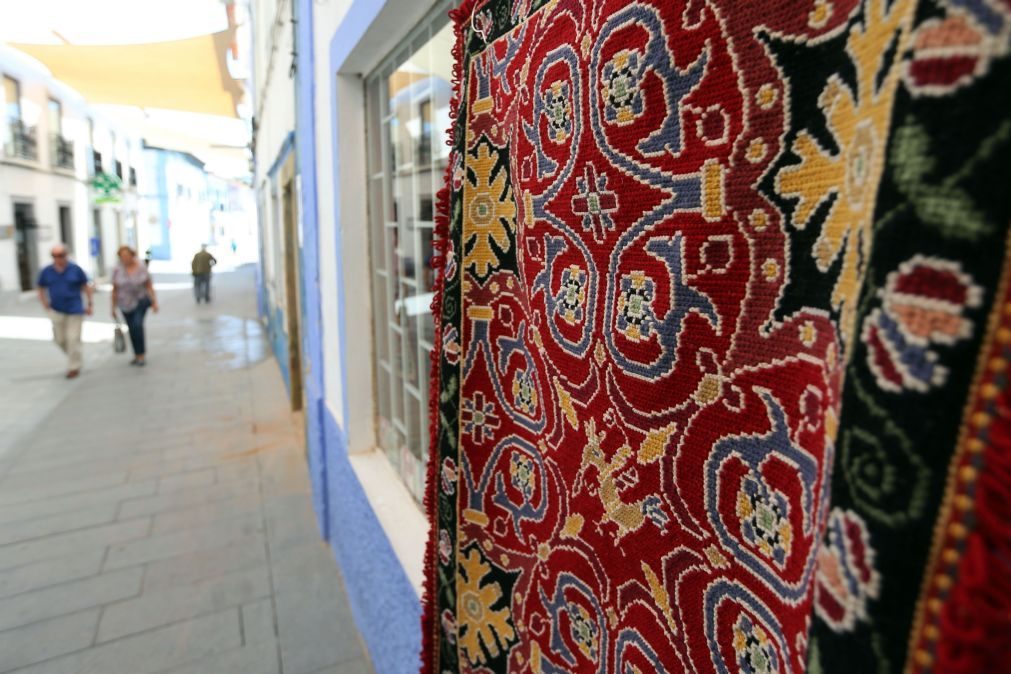 Feira em Arraiolos expõe os tradicionais tapetes na rua a partir de hoje