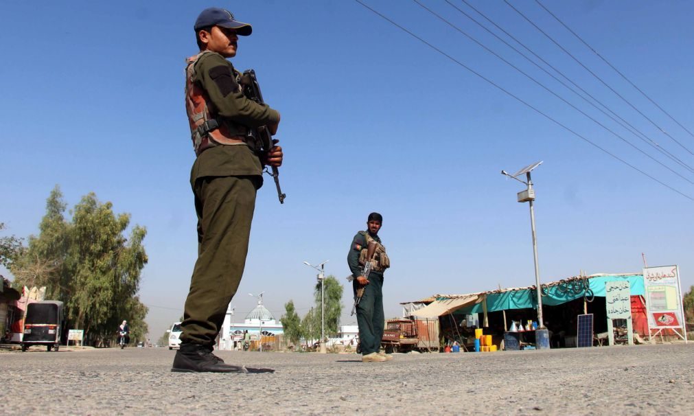 Afeganistão: Ataque mata 14 polícias e oito talibãs