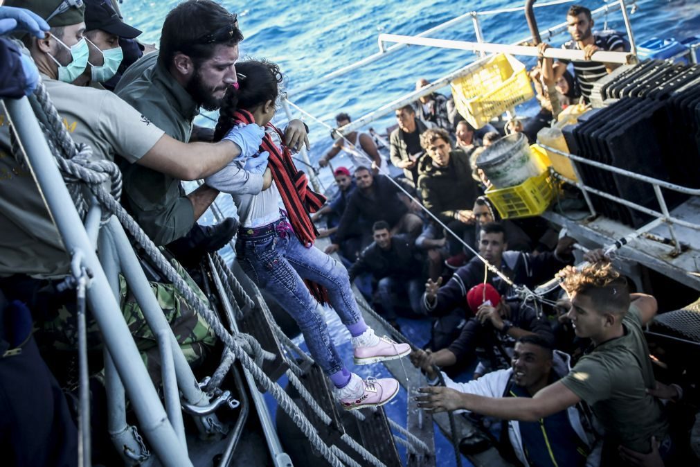 Mais de mil imigrantes resgatados no Mediterrâneo nos últimos dias