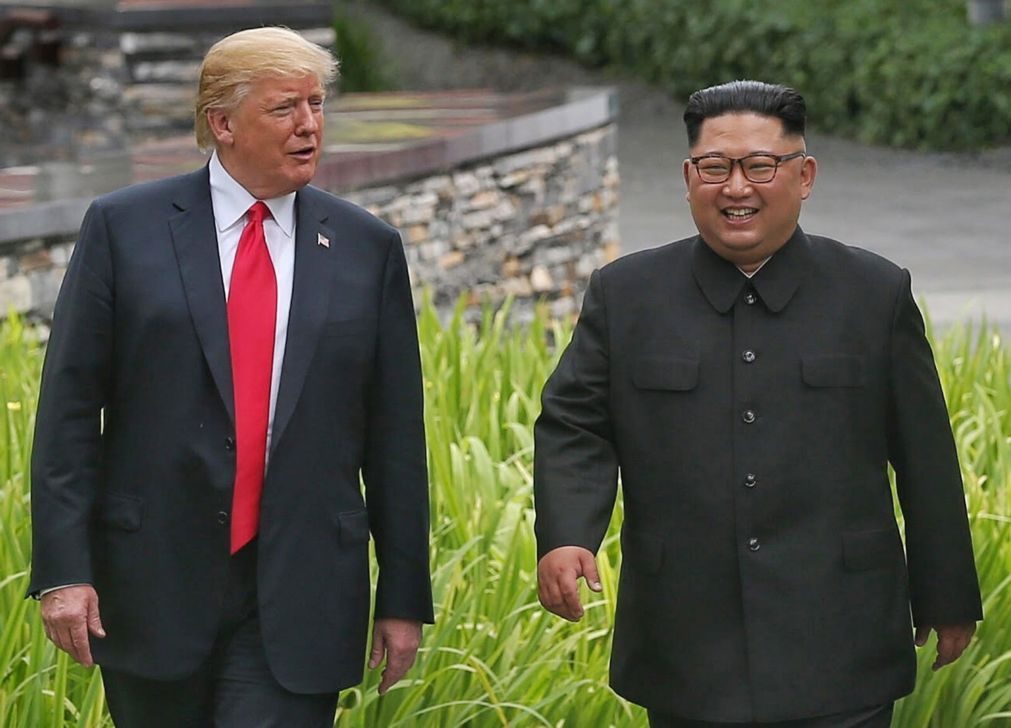 Donald Trump e Kim-Jong-un: um documento assinado e o aperto de mão histórico [vídeo]