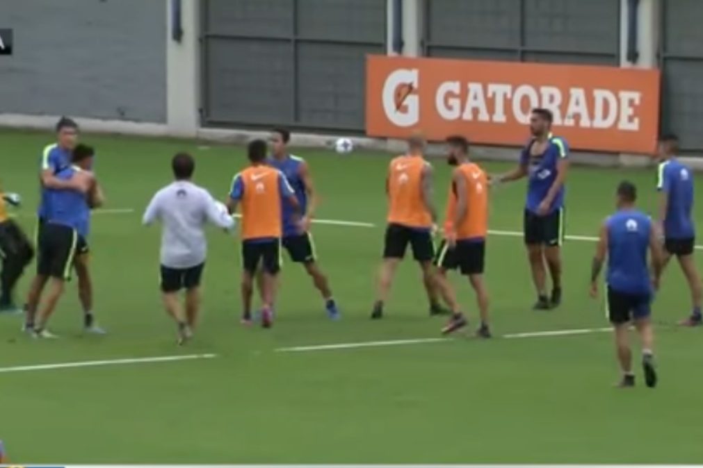 Jogador do Sporting em cena de pancadaria no treino