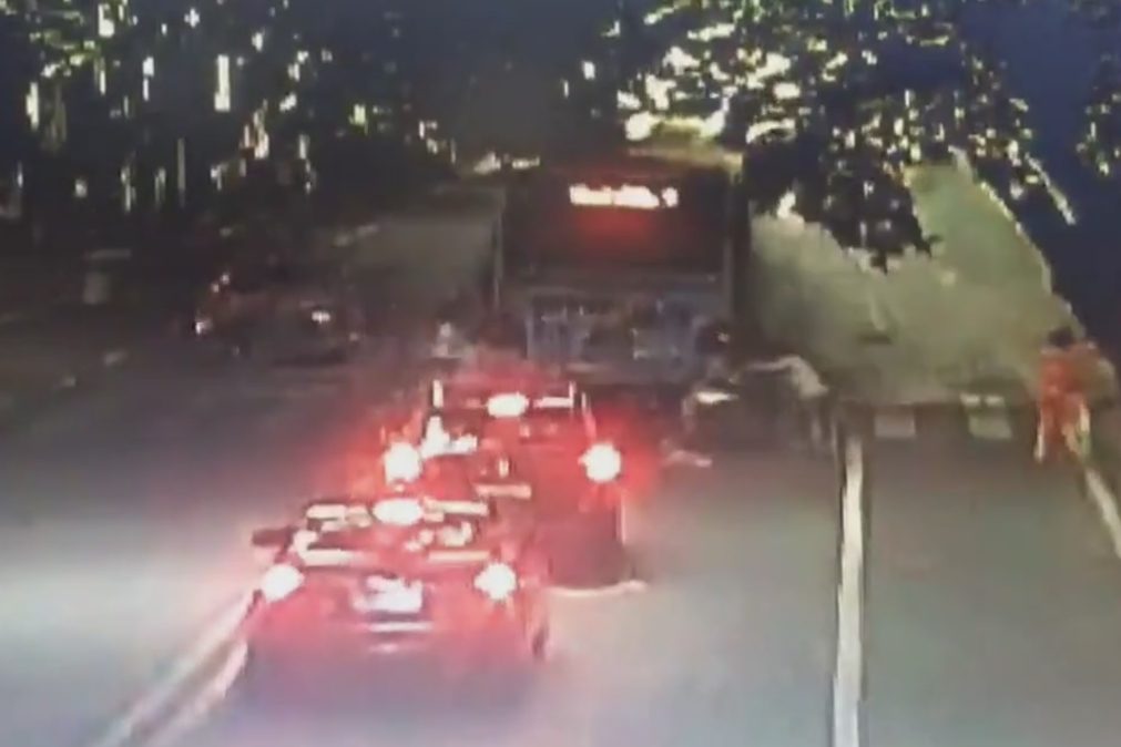 Explosão de autocarro no centro da cidade faz várias vítimas [vídeo]