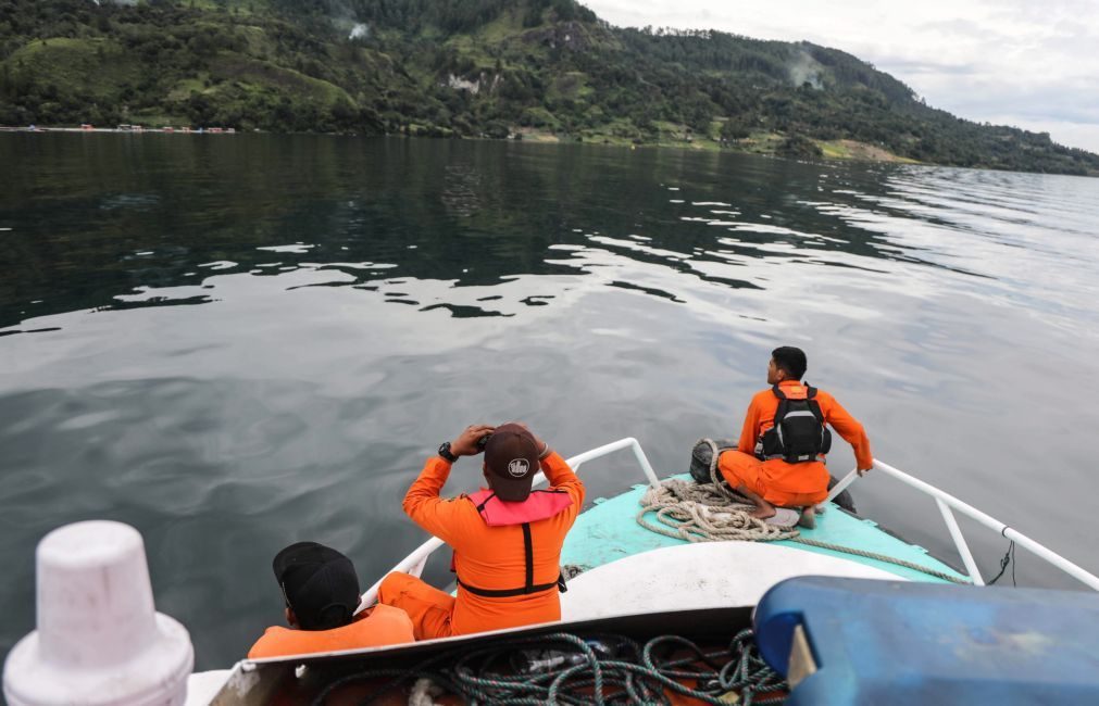 Cerca de 200 pessoas desaparecidas em naufrágio no lago Toba
