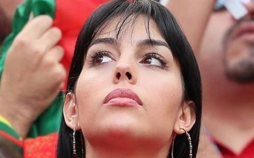 Georgina apoia Ronaldo e mostra-se no sofá com os filhos