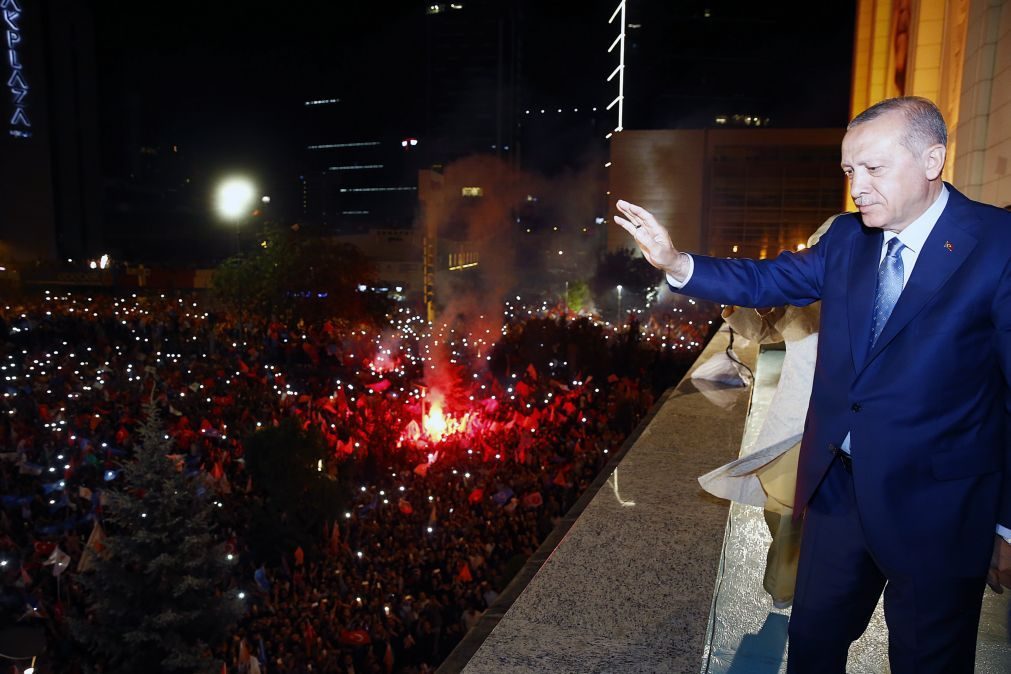 Erdogan vence presidenciais da Turquia à primeira volta e reforça poderes