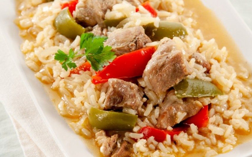 Para o almoço: Receita rápida de arroz de pimentos com rojões