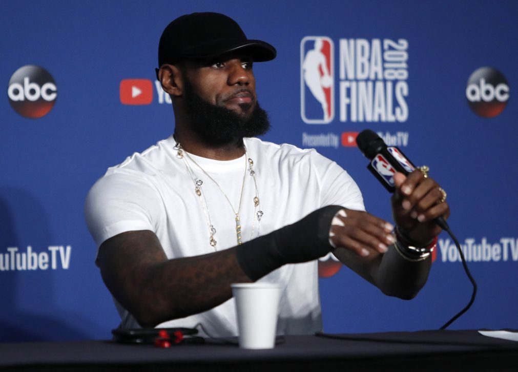 LeBron James prossegue carreira nos Lakers por 132 milhões de euros