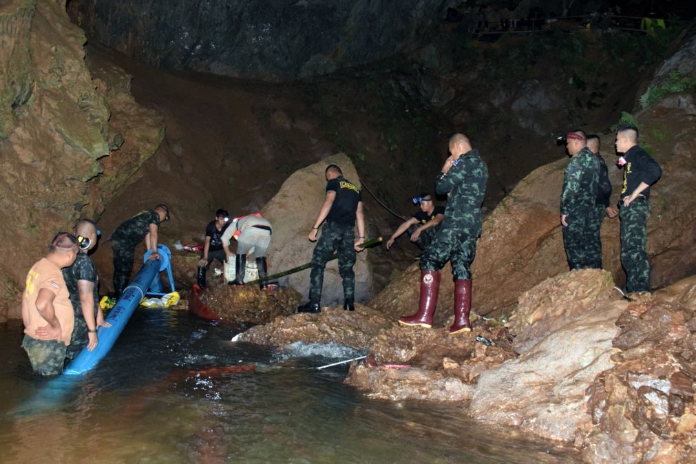 Encontradas com vida crianças desaparecidas em caverna na Tailândia