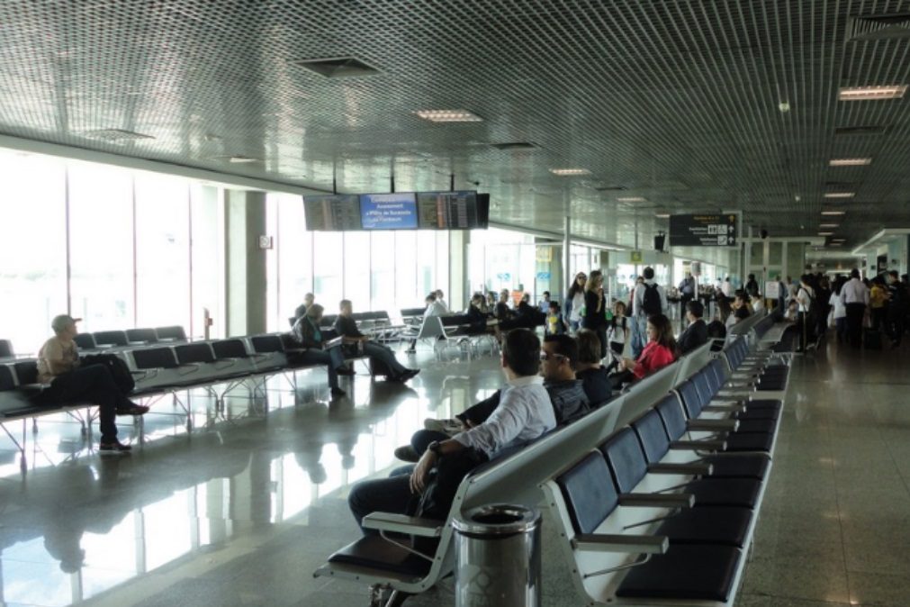 Homem apanhado em cenas de sexo na sala de embarque do aeroporto [vídeo]