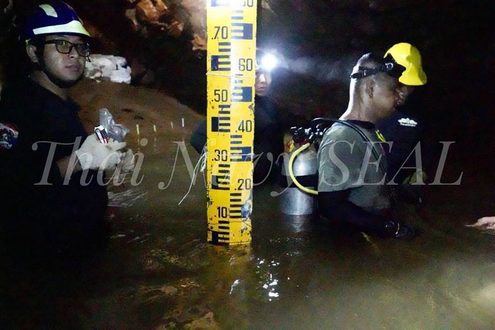 Resgate de equipa de futebol presa em gruta na Tailândia ameaçada pelas chuvas
