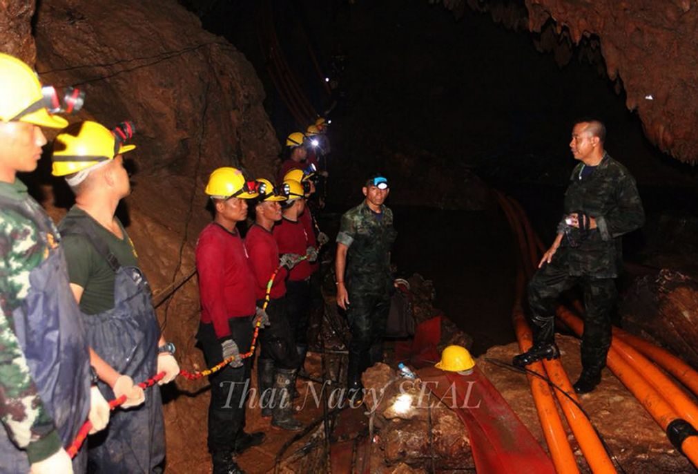 Morre mergulhador depois de ajudar crianças presas em gruta na Tailândia
