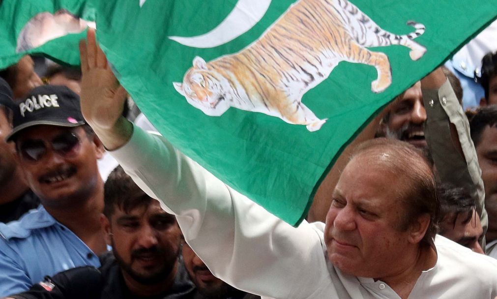 Ex-primeiro-ministro paquistanês condenado a dez anos de prisão por corrupção