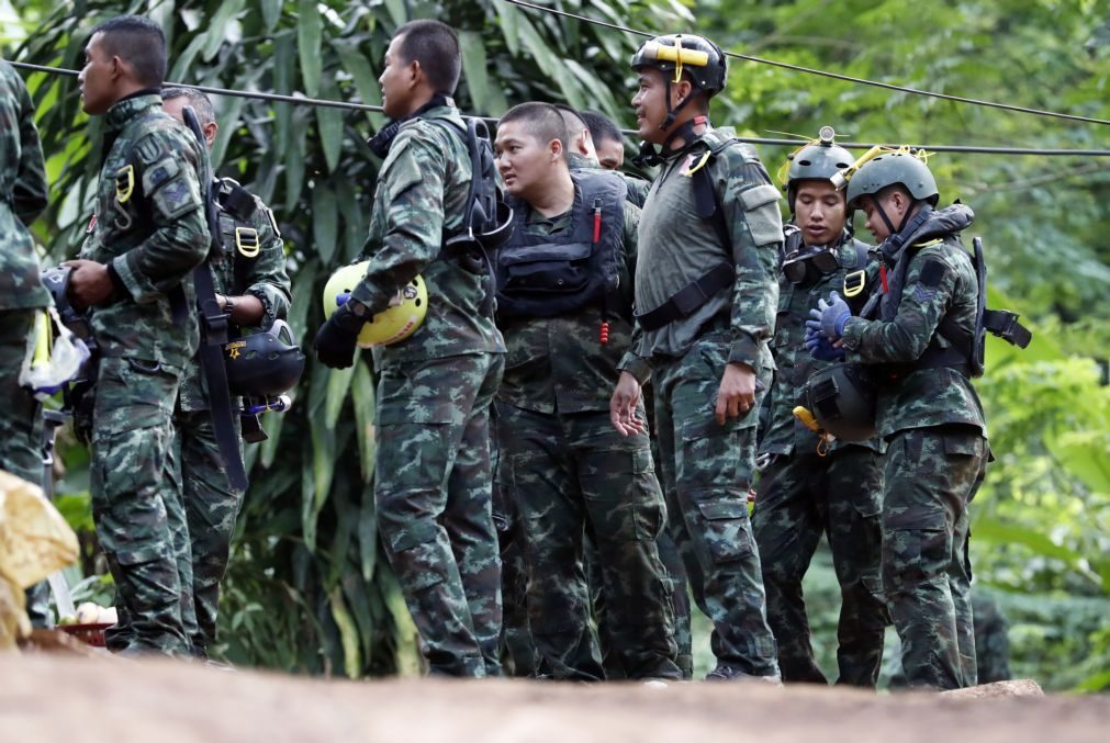 Duas crianças já terão sido resgatadas da gruta na Tailândia