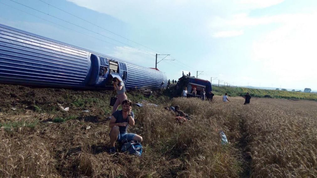 Descarrilamento de comboio na Turquia faz pelo menos 10 mortos e 73 feridos