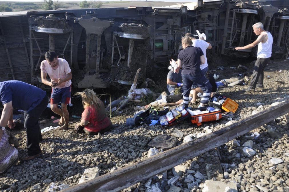 Turquia: Pelo menos 24 mortos em descarrilamento de comboio