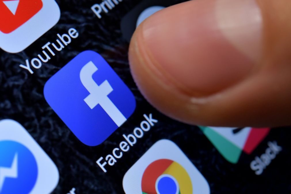 Erro no Facebook liga câmara do iPhone quando aplicação é usada