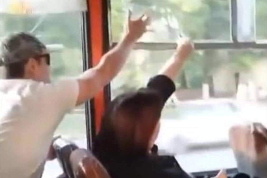 Confronto entre passageiros de autocarro torna-se viral [vídeo]