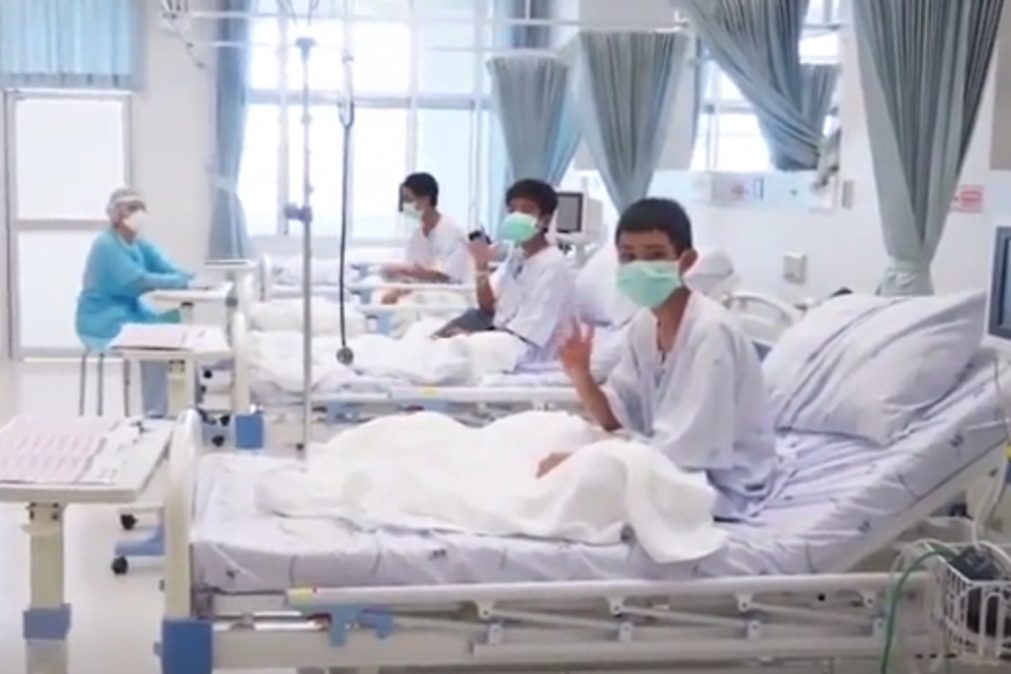 Tailândia: Após o resgate, as crianças mostram boa disposição no hospital [vídeo]
