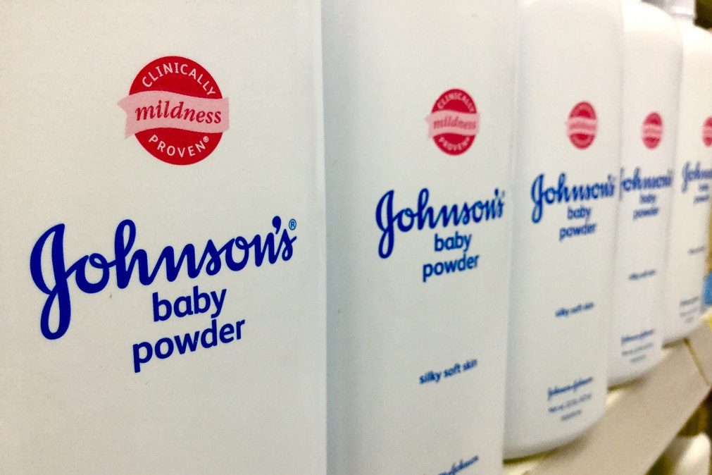 Johnson & Johnson condenada a pagar quatro mil milhões de euros a mulheres com cancro do ovário