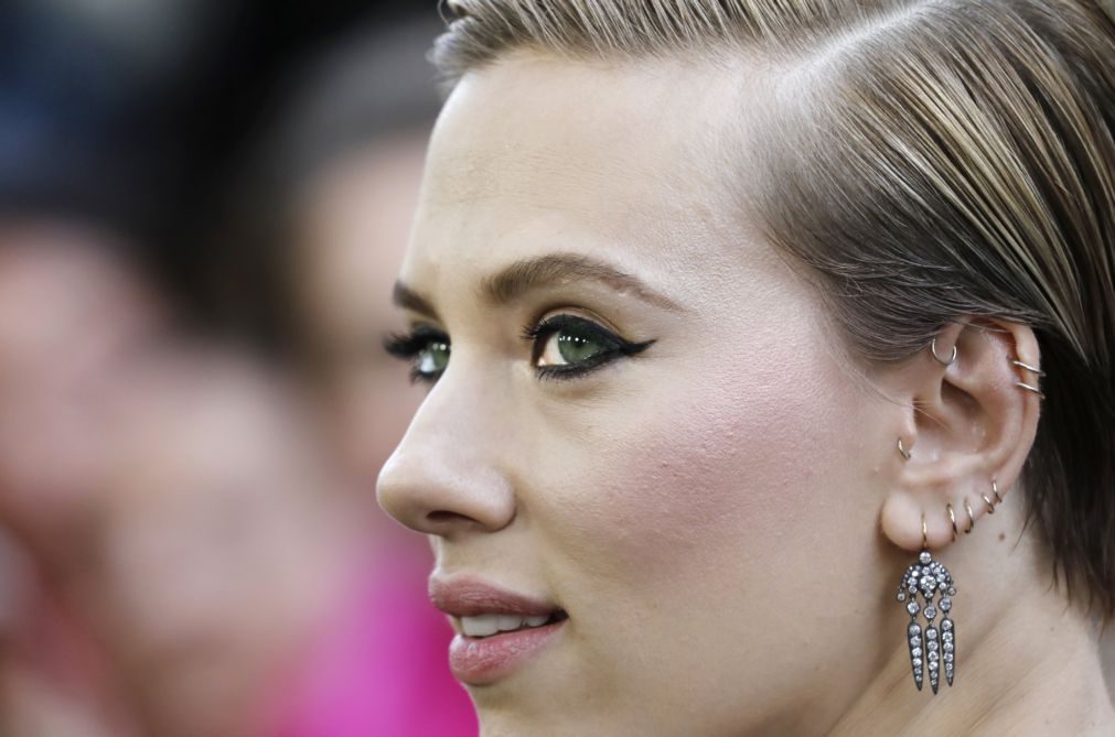 Scarlett Johansson desiste de fazer papel de transexual