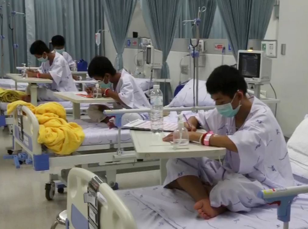 Rapazes tailandeses ainda estão no hospital mas já só pensam no que vão comer assim que sairem