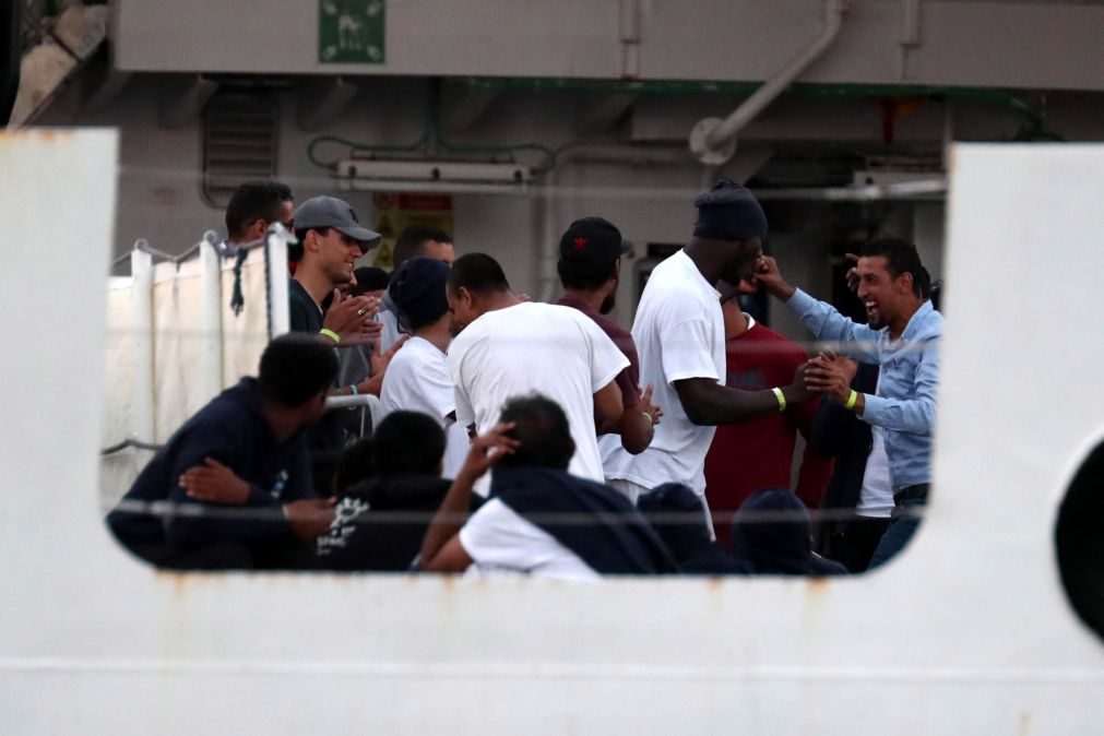 Itália tenta transferir 450 migrantes para outros países