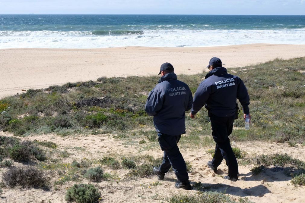 Homem morre após embarcação de pesca se ter voltado na praia do Meco