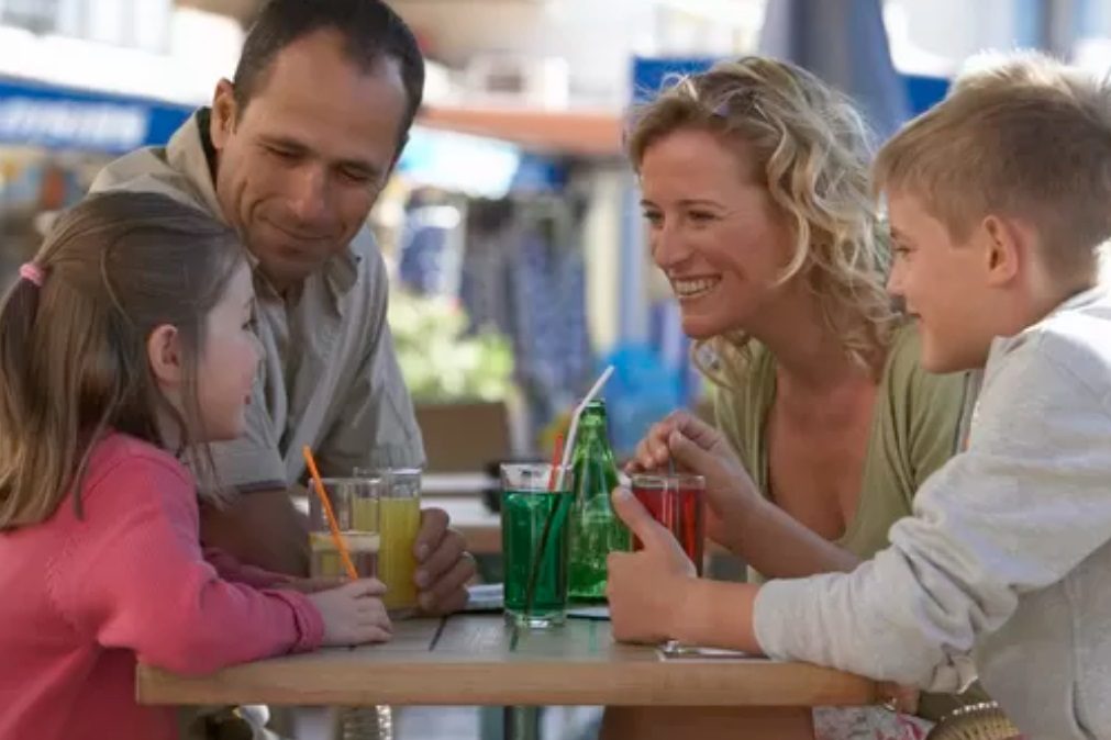 O seu filho é educado? Aproveite, há um restaurante que faz descontos...