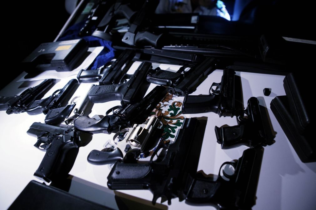 Onze armas e mais de duas mil munições apreendidas em Santarém