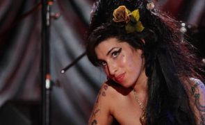 Vestido usado por Amy Winehouse no último concerto vendido por mais de 210 mil euros