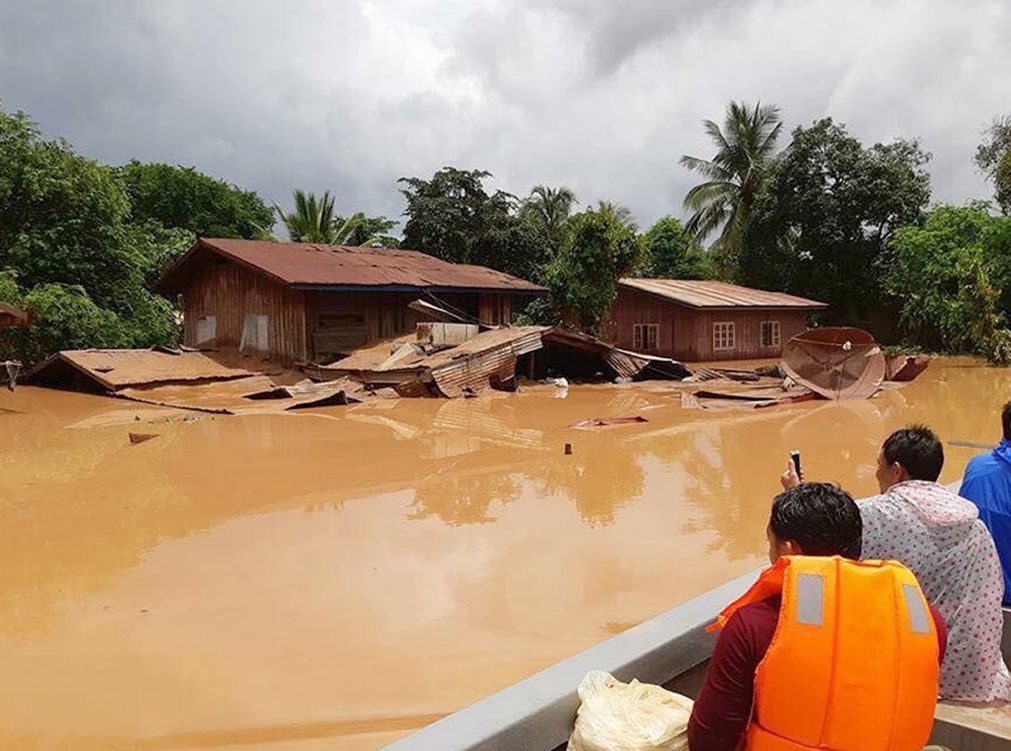 Água da barragem que desmoronou no Laos inunda Camboja, milhares de desalojados
