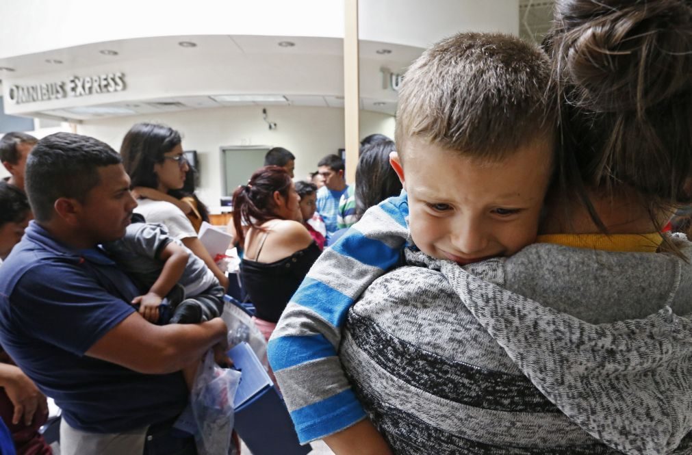 EUA entregam às famílias 1.820 crianças, 700 ainda estão separadas dos pais