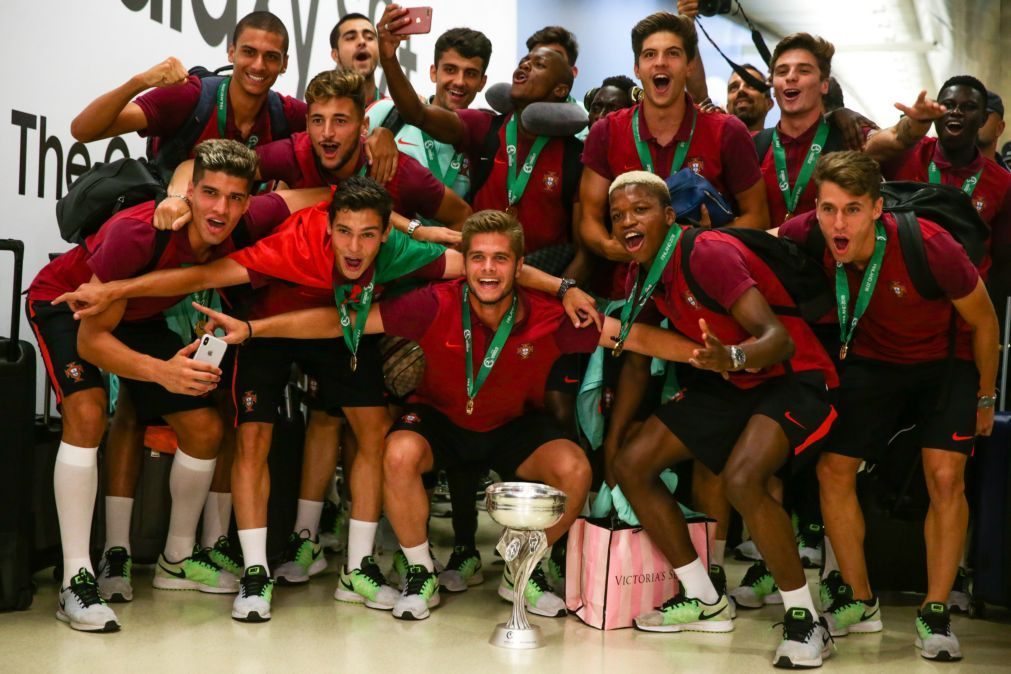 Campeões europeus: Sub-19 recebidos em ombros no aeroporto de Lisboa