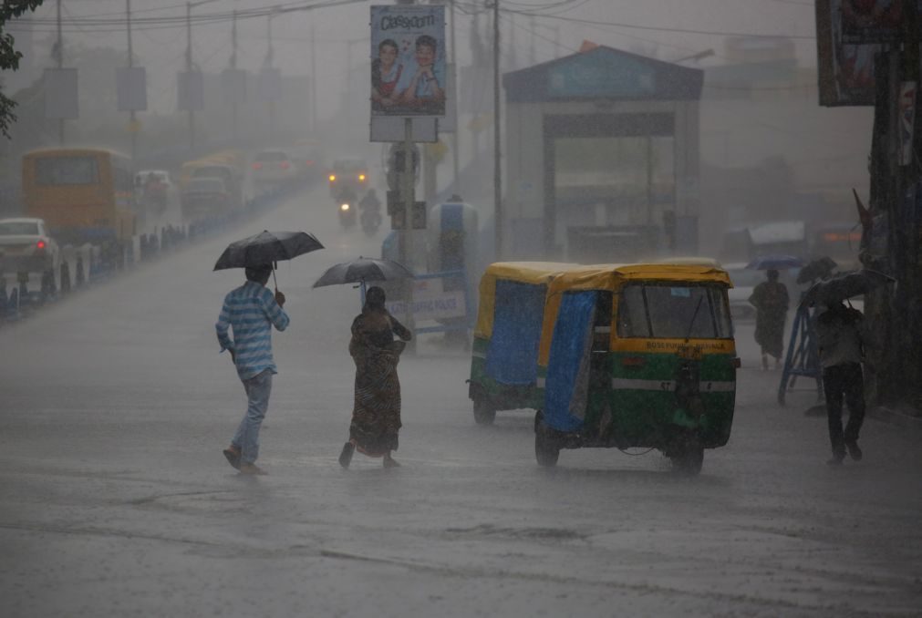 Chuvas na Índia já causaram 150 mortos. Milhares de pessoas estão desalojadas