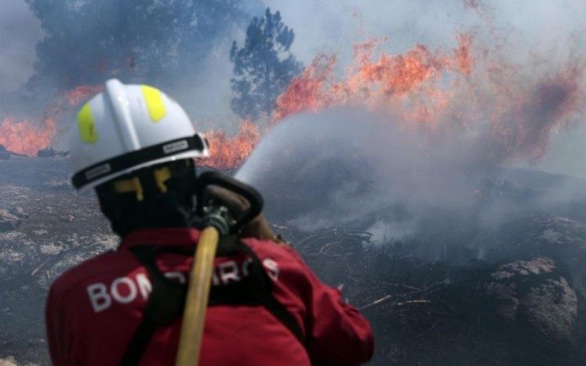 Combate ao incêndio na Póvoa de Lanhoso dificultado pelo vento