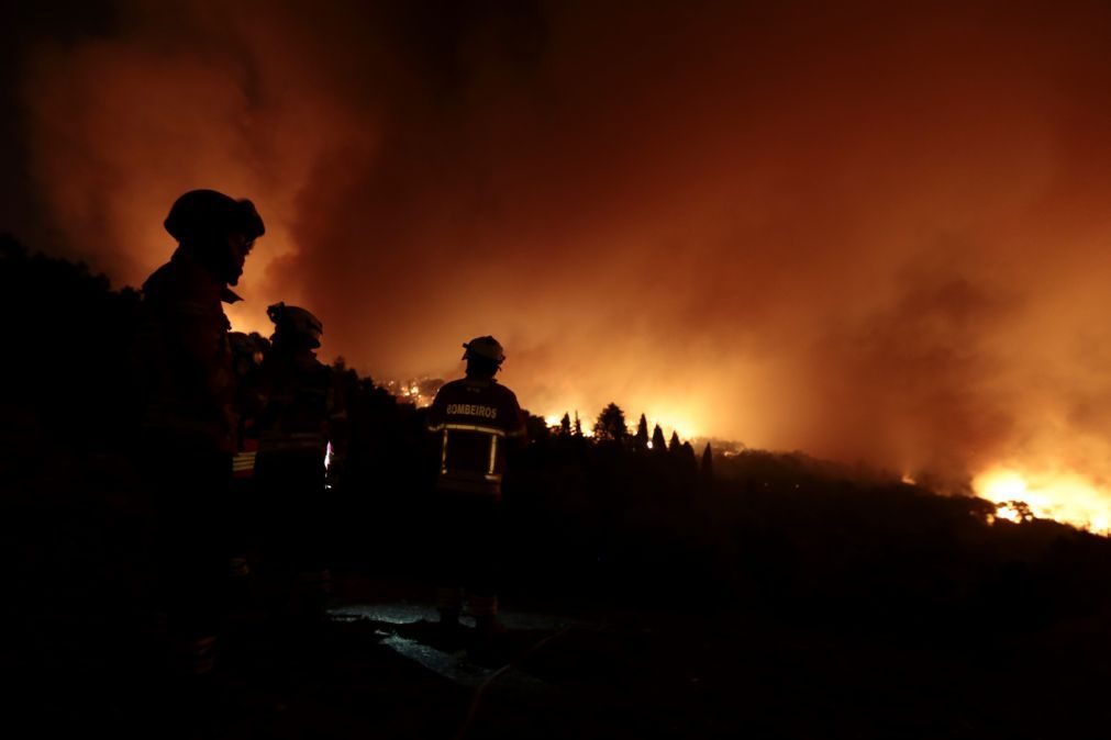 ALERTA INCÊNDIOS: Fogo em Monchique destrói casas